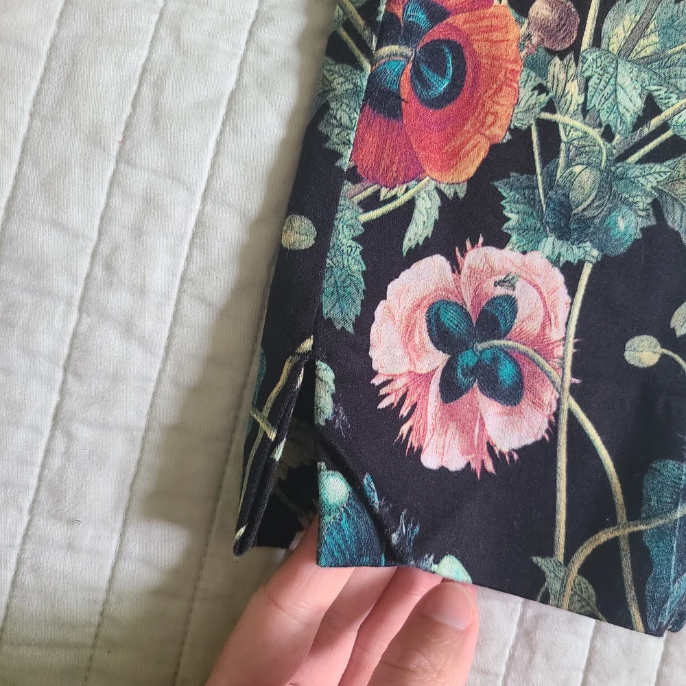 Poppy Print Women's Tailored Capri - Picture 6 of 7